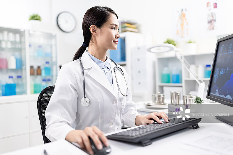 亚洲医生使用电脑图片素材