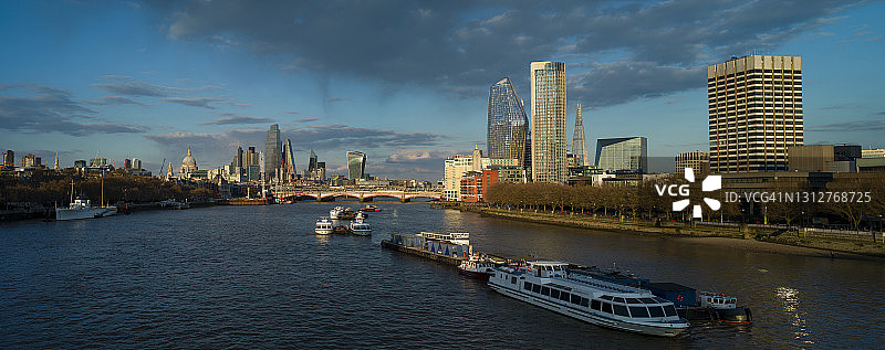 伦敦与泰晤士河全景图片素材