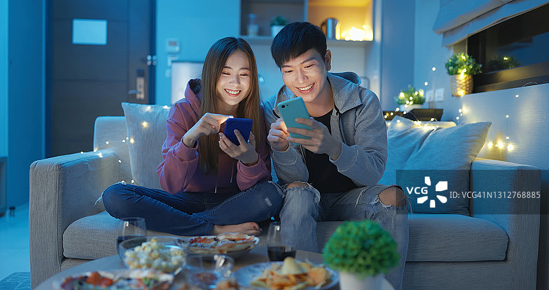 亚洲夫妇使用手机图片素材