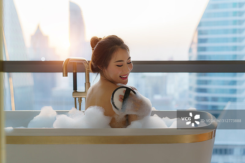 亚洲女性在豪华酒店浴缸中泡澡图片素材
