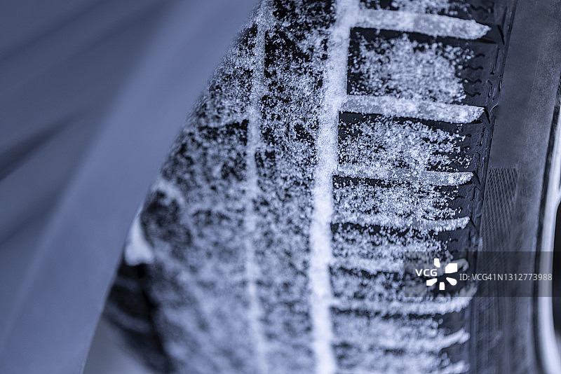 雪地冬季轮胎特写图片素材