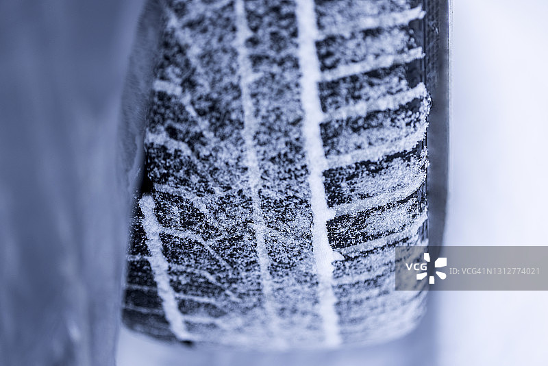 雪地冬季轮胎特写图片素材