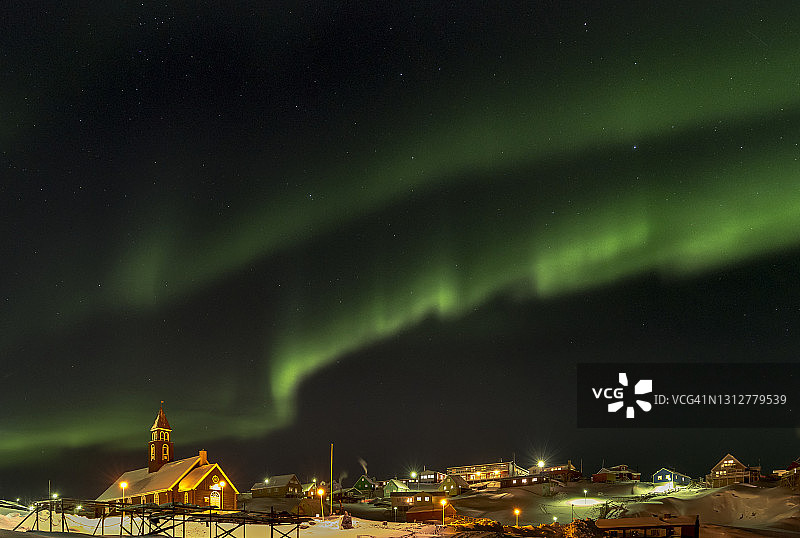 城镇和冰冻的迪斯科湾上空的北极光图片素材