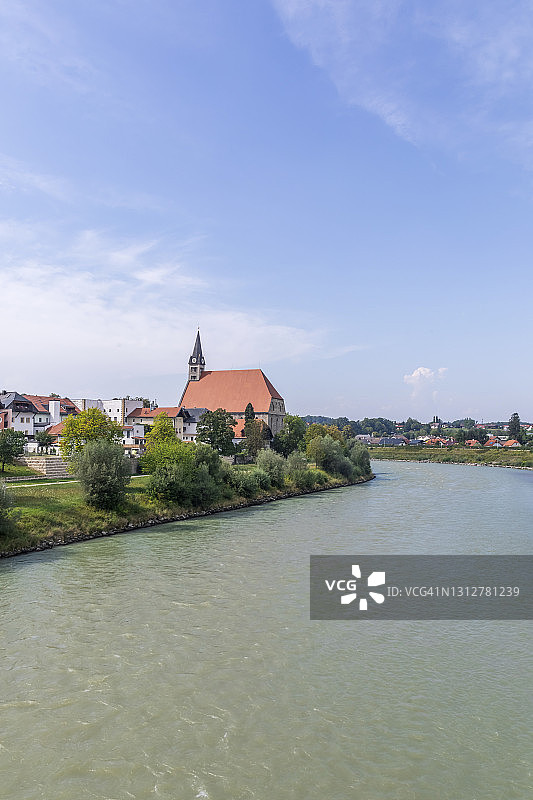 德国巴伐利亚州东南边界劳芬镇萨尔察赫河全景，与奥地利接壤图片素材