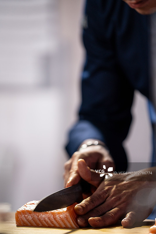 制作日本料理的现代年轻厨师图片素材