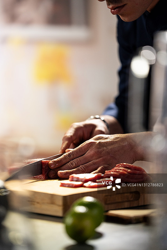 厨师制作日本料理图片素材