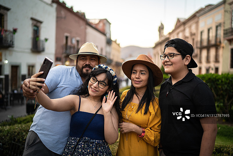 全家在户外进行视频通话或用手机自拍图片素材