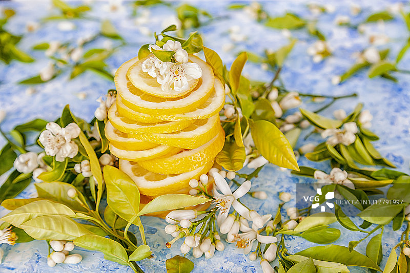 蓝色背景上的柠檬片堆叠图片素材