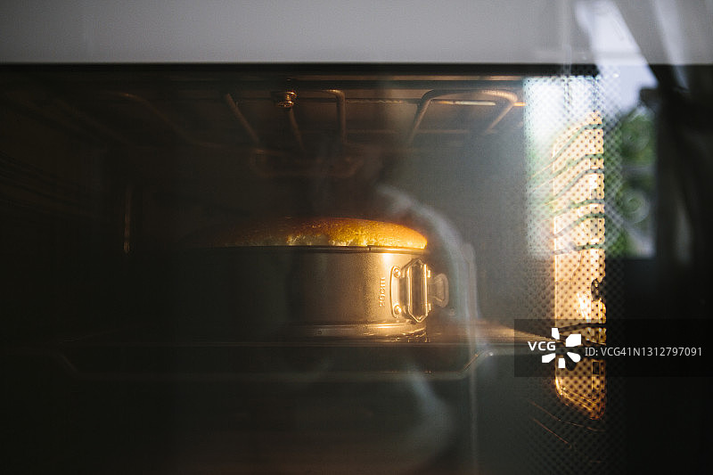 烤箱里的酸奶蛋糕图片素材