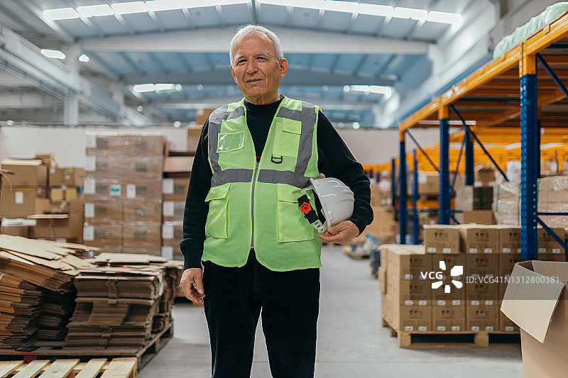 工厂里的年长工人肖像图片素材