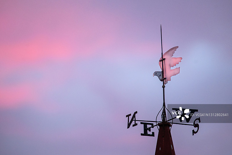 宾夕法尼亚州奥杜邦的粉色云彩和风向标图片素材