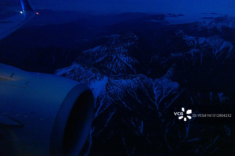 飞机航拍日本长野县的赤石雪山图片素材