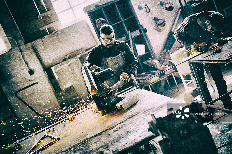 焊接工人准备焊接金属图片素材