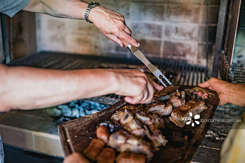 两个男人供应午餐烤肉图片素材