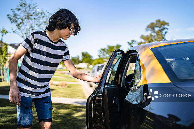 打开车门的青少年图片素材