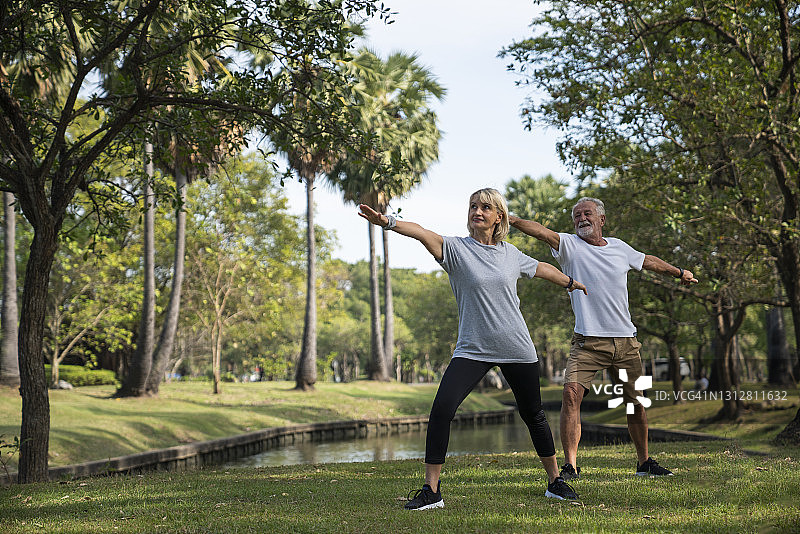 在公园锻炼的年长者图片素材