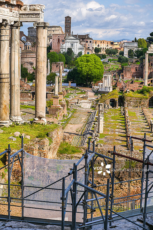 罗马市中心的罗马广场和斗兽场图片素材