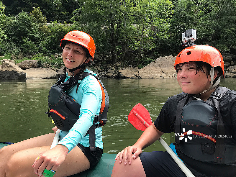 朋友们在新河峡谷玩漂流图片素材