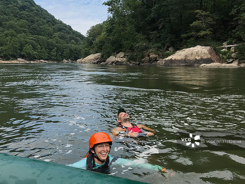 情侣在新河峡谷漂流探险中游泳图片素材