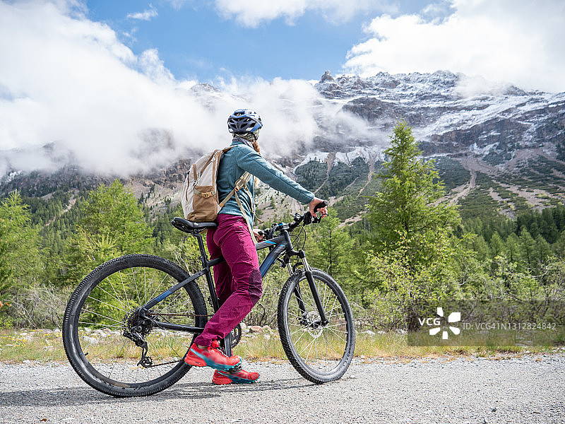 骑山地自行车欣赏全景的女人图片素材