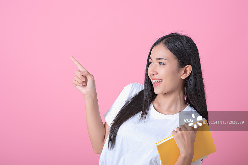 面带微笑看向一边的年轻女学生，可能在思考图片素材