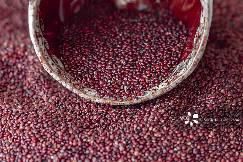 碗中红色藜麦籽特写图片素材