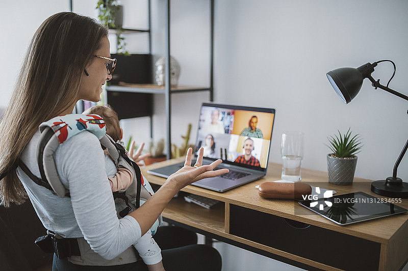 她是一位身兼数职的母亲图片素材