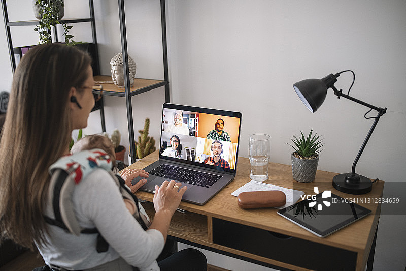 年轻女人带娃工作图片素材