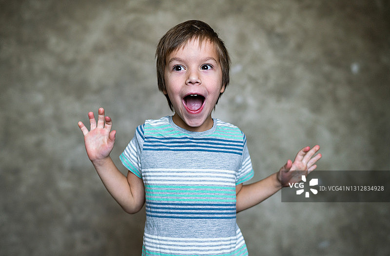 兴奋的男孩图片素材