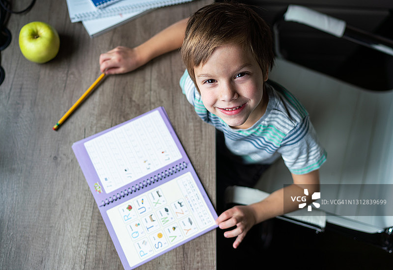 快乐的男孩写作业图片素材