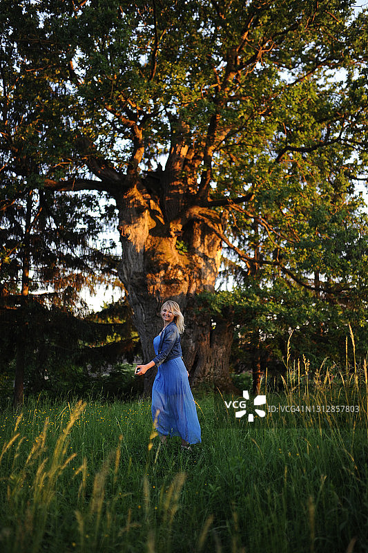 在自然中散步的女孩图片素材