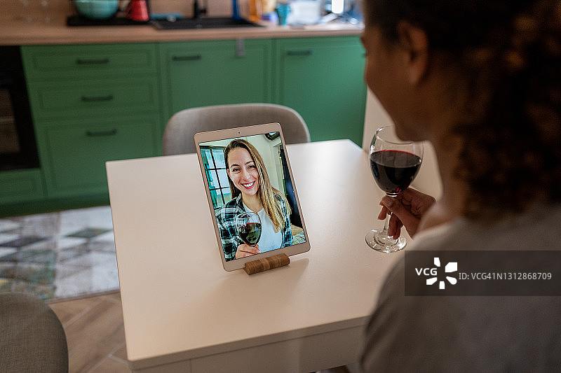 两位女性朋友在线喝葡萄酒图片素材