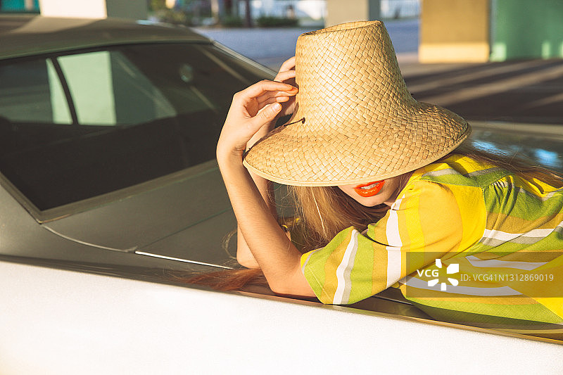 复古风格人物：戴太阳帽的复古女性图片素材