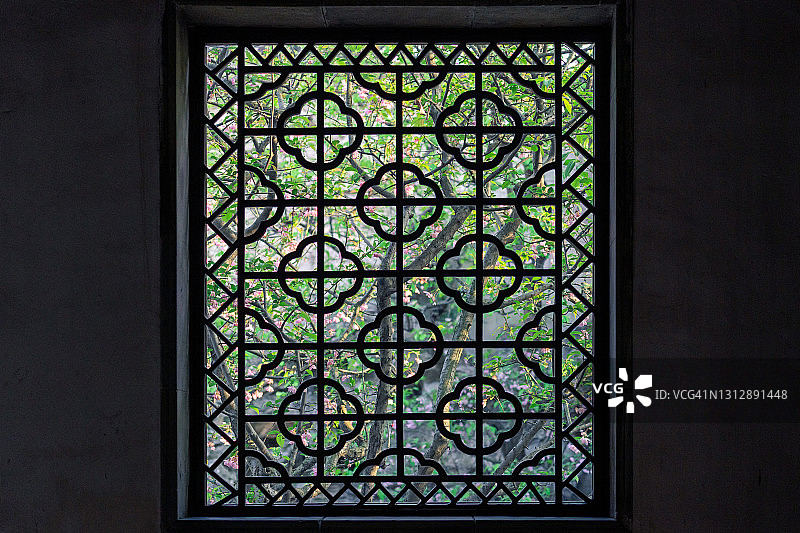 带有树木和古典中国园林景观的窗户图片素材