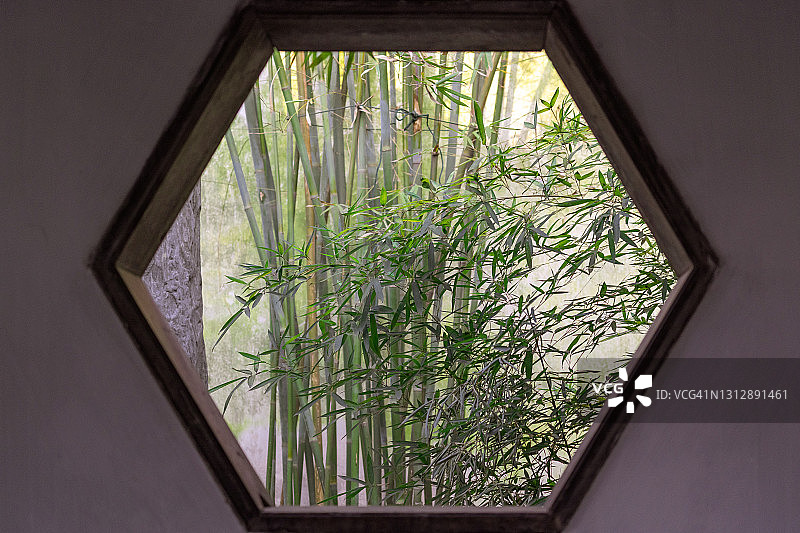 带有树木和古典中国园林景观的窗户图片素材