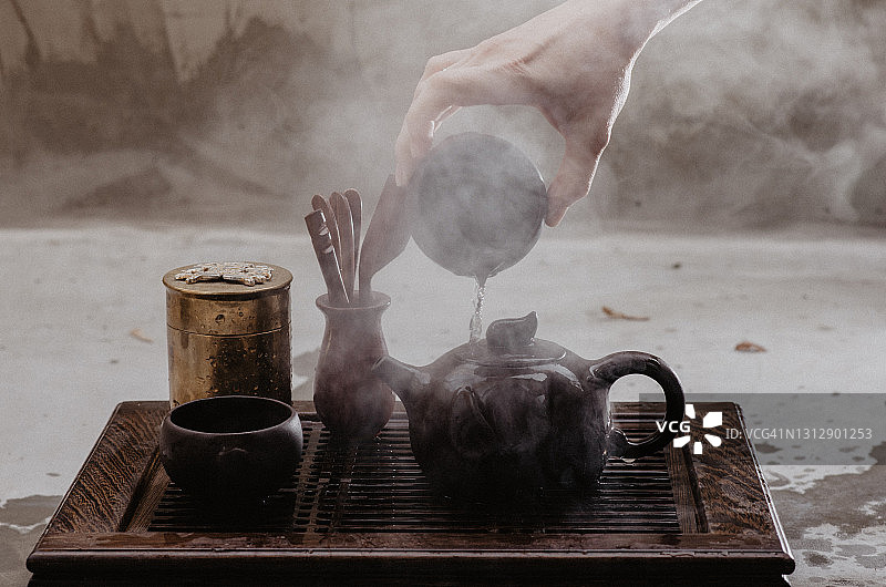 女子用传统中式茶具泡茶特写图片素材