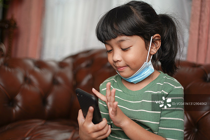 看手机视频的亚洲女童图片素材