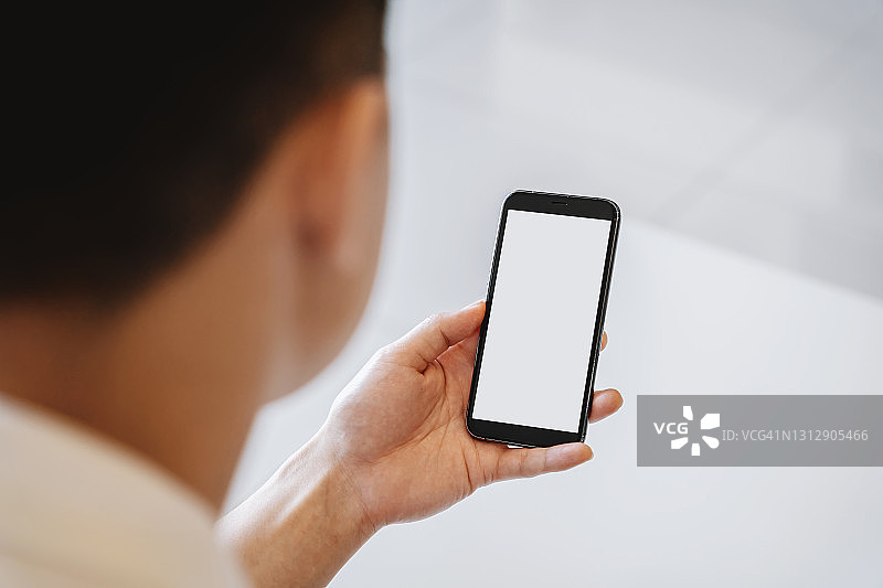 男子使用带空白屏幕的手机图片素材
