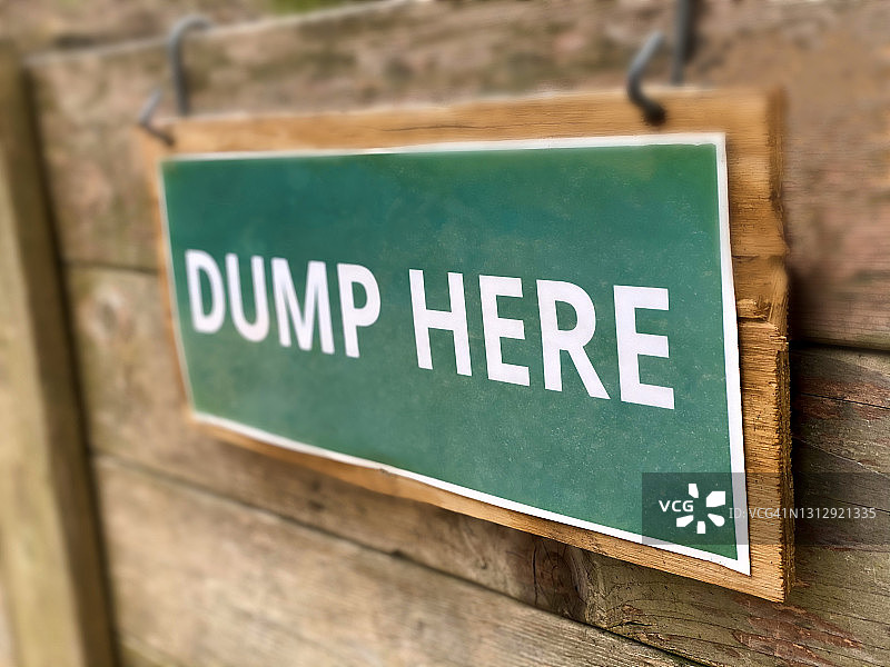 木制堆肥箱上的“倾倒处”标志图片素材