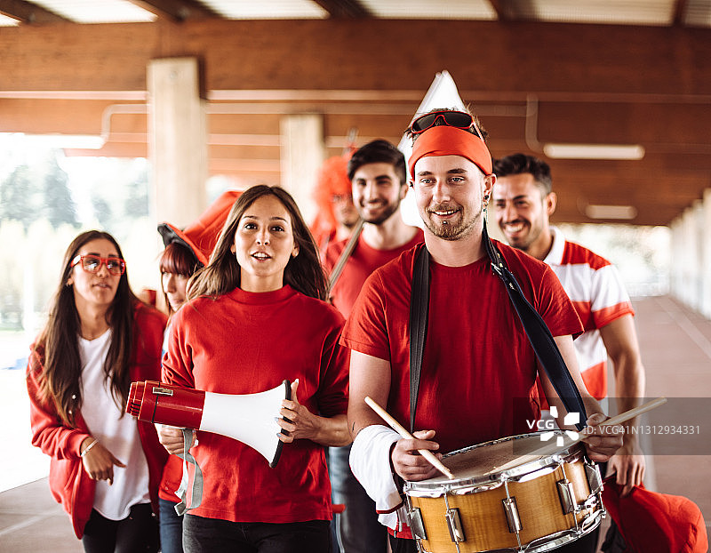朋友在体育场拿着空白标牌图片素材