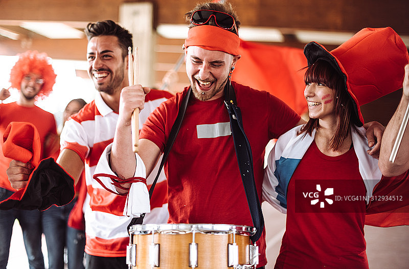 朋友在体育场拿着空白标牌图片素材