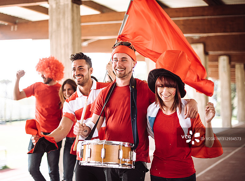 朋友在体育场拿着空白标牌图片素材