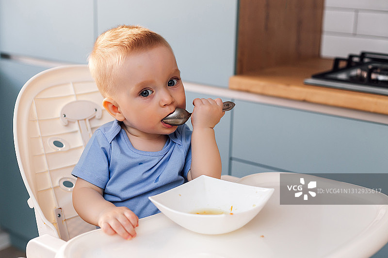 幸福的一家：高加索人妈妈在厨房喂儿子图片素材