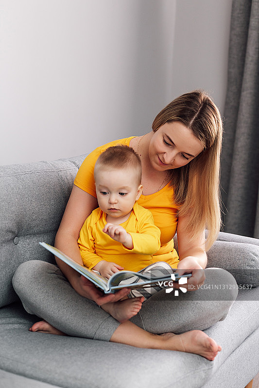 幸福家庭：白人母亲和儿子在家阅读书籍图片素材