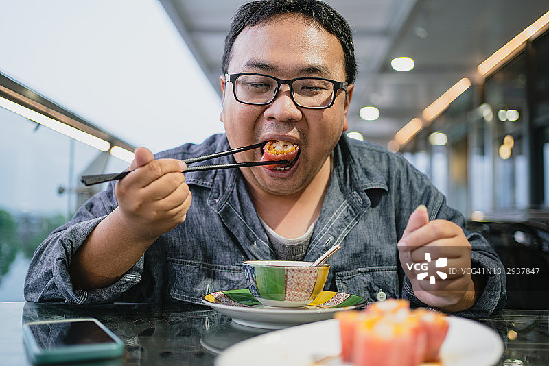 吃广式早茶的超重男人图片素材