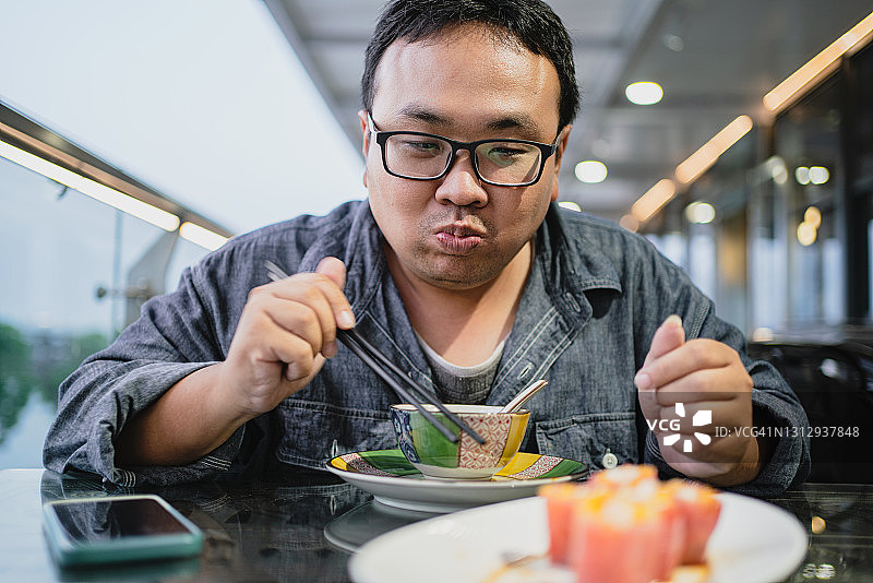 吃广式早茶的超重男人图片素材