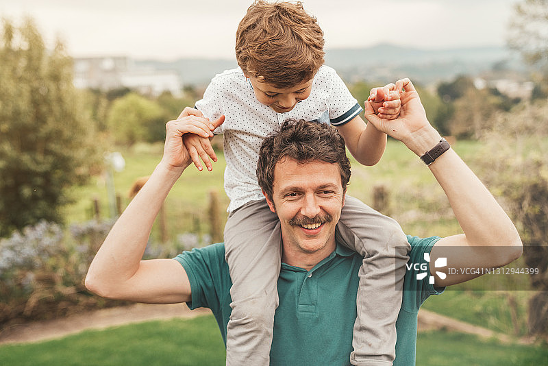 父子在花园里图片素材