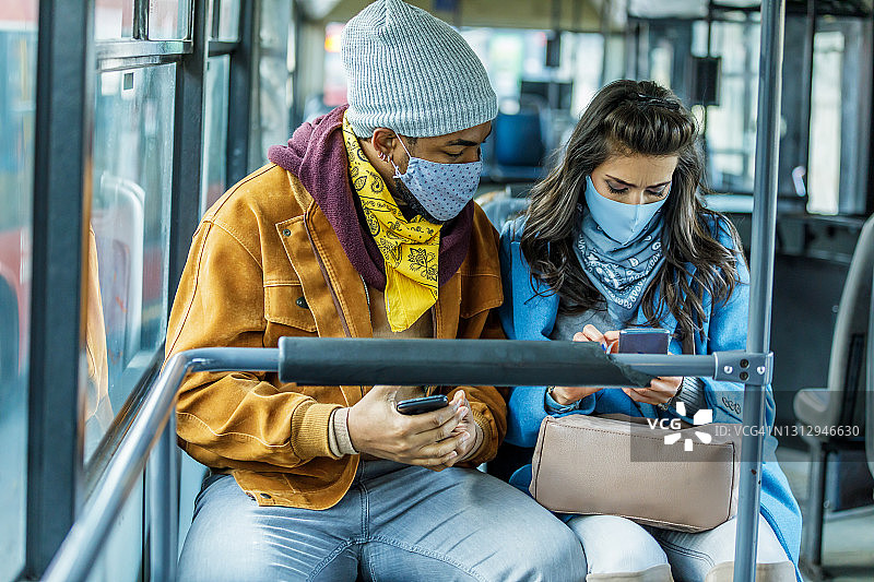 疫情期间，年轻的非裔美国男子和女友乘坐公共汽车图片素材