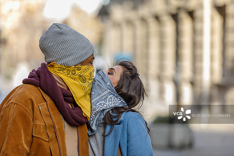 疫情期间在市中心漫步的快乐多元种族夫妇图片素材
