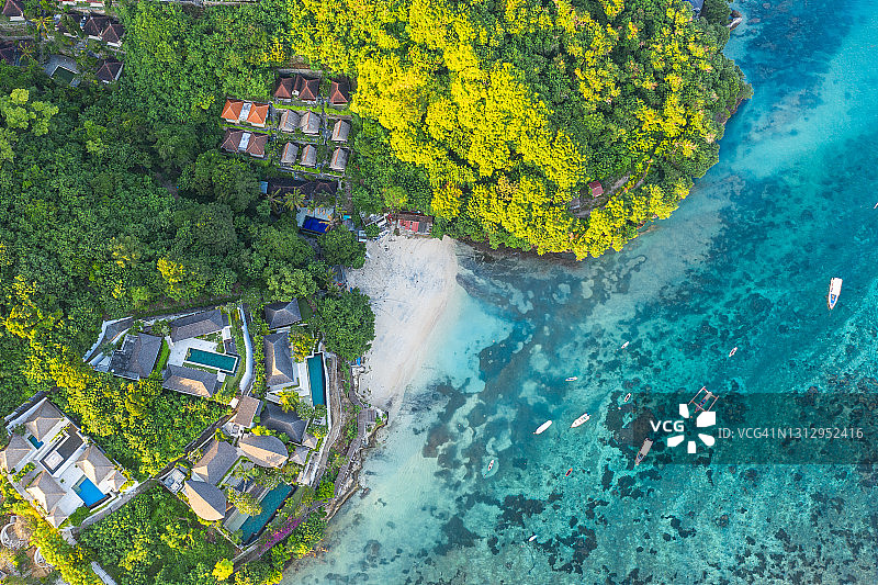 巴厘岛努沙蓝梦岛海岸线鸟瞰，田园诗般的海滩和别墅图片素材